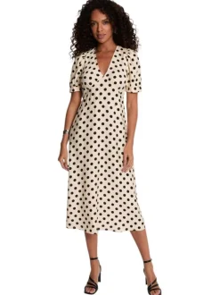 Robe longue beige à motifs pourvue d'une découpe sous la poitrine