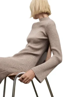 Robe longue beige pourvue d'un col montant et de manches longues