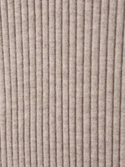 Robe longue beige pourvue d'un col montant et de manches longues
