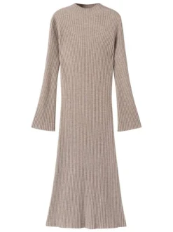 Robe longue beige pourvue d'un col montant et de manches longues