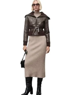Robe longue beige pourvue d'un col montant et de manches longues