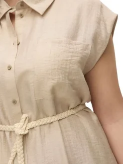 Robe longue beige unie avec une coupe droite à col français sans manches