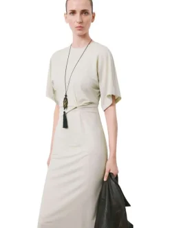 Robe longue beige unie pourvue de manches courtes et d'une coupe ajustée