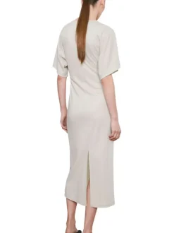Robe longue beige unie pourvue de manches courtes et d'une coupe ajustée