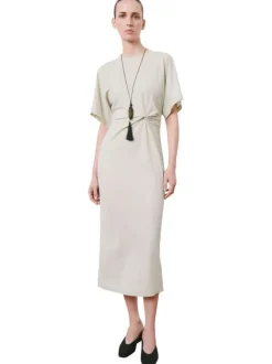 Robe longue beige unie pourvue de manches courtes et d'une coupe ajustée