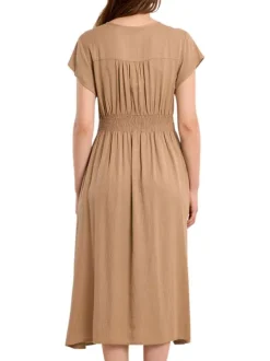 Robe longue beige unie pourvue d'une coupe cintrée et de manches courtes