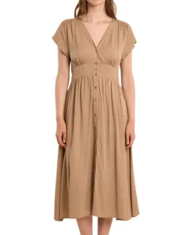 Robe longue beige unie pourvue d'une coupe cintrée et de manches courtes