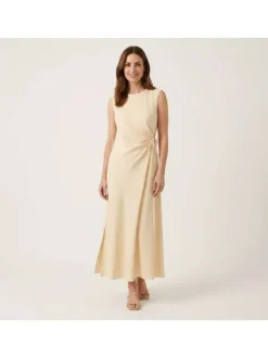 Robe longue beige unie sans manche pourvue d'une coupe évasée