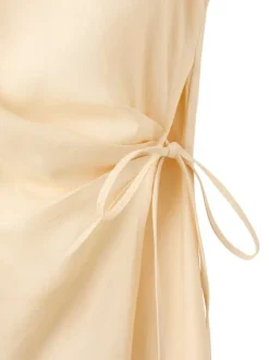 Robe longue beige unie sans manche pourvue d'une coupe évasée