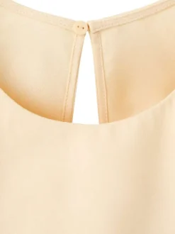Robe longue beige unie sans manche pourvue d'une coupe évasée