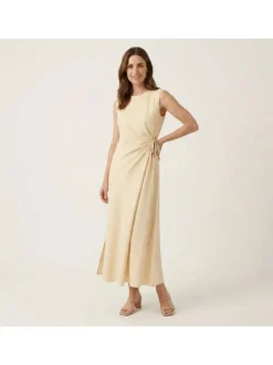 Robe longue beige unie sans manche pourvue d'une coupe évasée