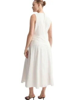 Robe longue blanche unie pourvue d'une coupe évasée et d'un col rond