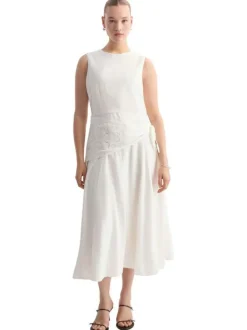 Robe longue blanche unie pourvue d'une coupe évasée et d'un col rond
