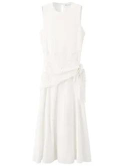 Robe longue blanche unie pourvue d'une coupe évasée et d'un col rond