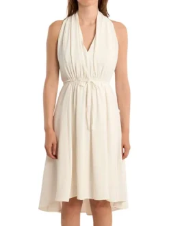 Robe longue blanche unie sans manche pourvue d'une coupe évasée
