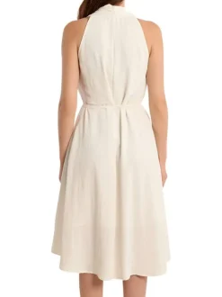 Robe longue blanche unie sans manche pourvue d'une coupe évasée