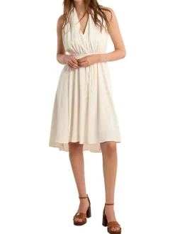 Robe longue blanche unie sans manche pourvue d'une coupe évasée
