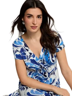 Robe longue bleue coupe cintrée pourvue d'un col v et de manches courtes