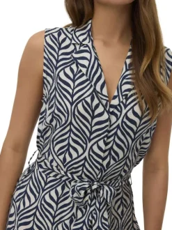 Robe longue bleue et blanche ornée d'un motif végétal abstrait