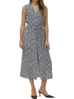 Robe longue bleue et blanche ornée d'un motif végétal abstrait