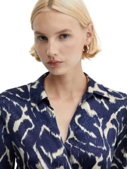 Robe longue bleue imprimé abstrait avec une coupe midi et un col v à revers
