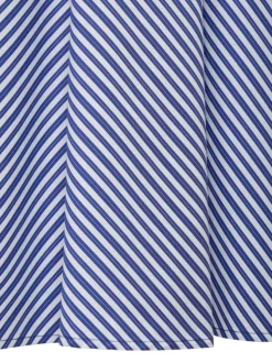 Robe longue bleue rayée avec une coupe droite à col v et bretelles