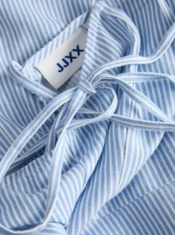 Robe longue bleue sans manche ornée d'un motif à rayures et de fines bretelles