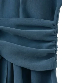 Robe longue bleue unie pourvue d'une coupe cintrée et d'un col chemise