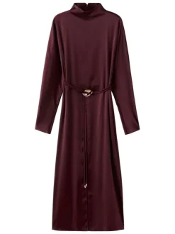 Robe longue bordeaux en tissu satiné pourvue d'un col montant