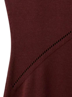 Robe longue bordeaux unie pourvue d'une coupe ajustée et un col rond