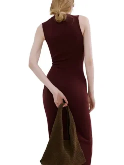 Robe longue bordeaux unie pourvue d'une coupe ajustée et un col rond