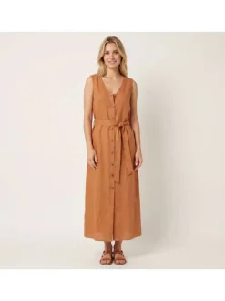 Robe longue brique unie pourvue d'une coupe large et d'un décolleté en V