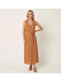 Robe longue brique unie pourvue d'une coupe large et d'un décolleté en V