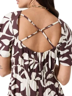 Robe longue brune à imprimé floral avec une coupe ajustée et un col v