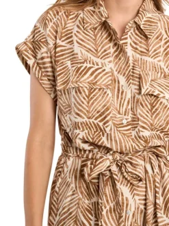 Robe longue camel à motifs pourvue de manches courtes et d'un col chemise