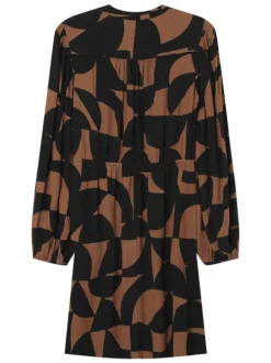 Robe longue chocolat imprimée avec une coupe droite et un col rond fendu