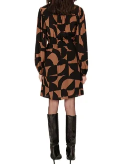 Robe longue chocolat imprimée avec une coupe droite et un col rond fendu