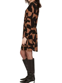 Robe longue chocolat imprimée avec une coupe droite et un col rond fendu