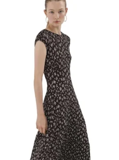 Robe longue chocolat à motifs pourvue de manches courtes et d'une coupe ajustée