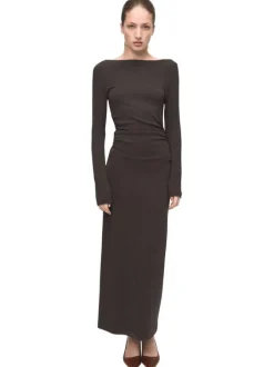 Robe longue chocolat uni avec une coupe ajustée et un col bateau