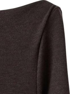 Robe longue chocolat uni avec une coupe ajustée et un col bateau