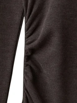 Robe longue chocolat uni avec une coupe ajustée et un col bateau