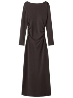 Robe longue chocolat uni avec une coupe ajustée et un col bateau
