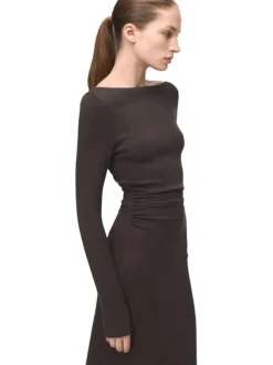 Robe longue chocolat uni avec une coupe ajustée et un col bateau