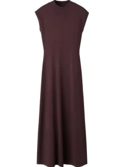 Robe longue chocolat unie avec une coupe évasée et un col montant
