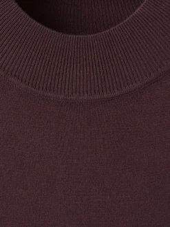 Robe longue chocolat unie avec une coupe évasée et un col montant