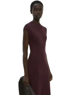Robe longue chocolat unie avec une coupe évasée et un col montant