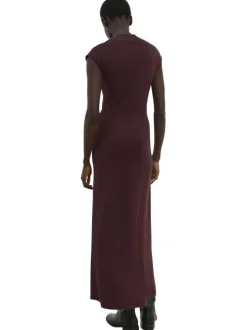 Robe longue chocolat unie avec une coupe évasée et un col montant