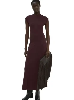 Robe longue chocolat unie avec une coupe évasée et un col montant
