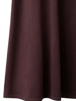 Robe longue chocolat unie avec une coupe évasée et un col montant